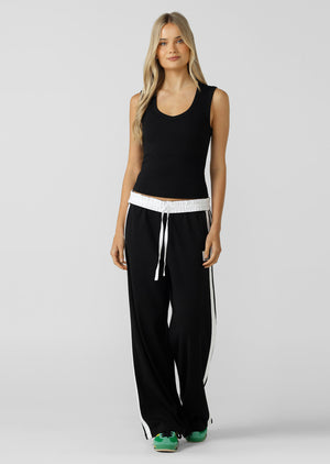 Lorna Jane Define Plunge Neck Tank - Black