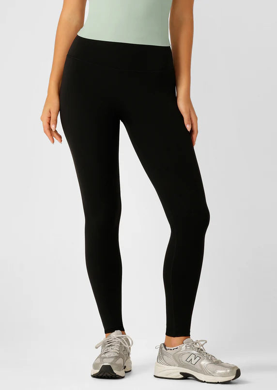 Model wearing Black leggings
